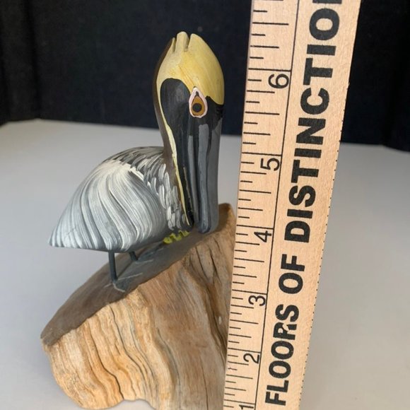 HAND CARVED painted PELICAN COASTAL SEA OCEAN BIRD WOOD SCULPTURE TROPICAL ISLAN - Picture 3 of 9